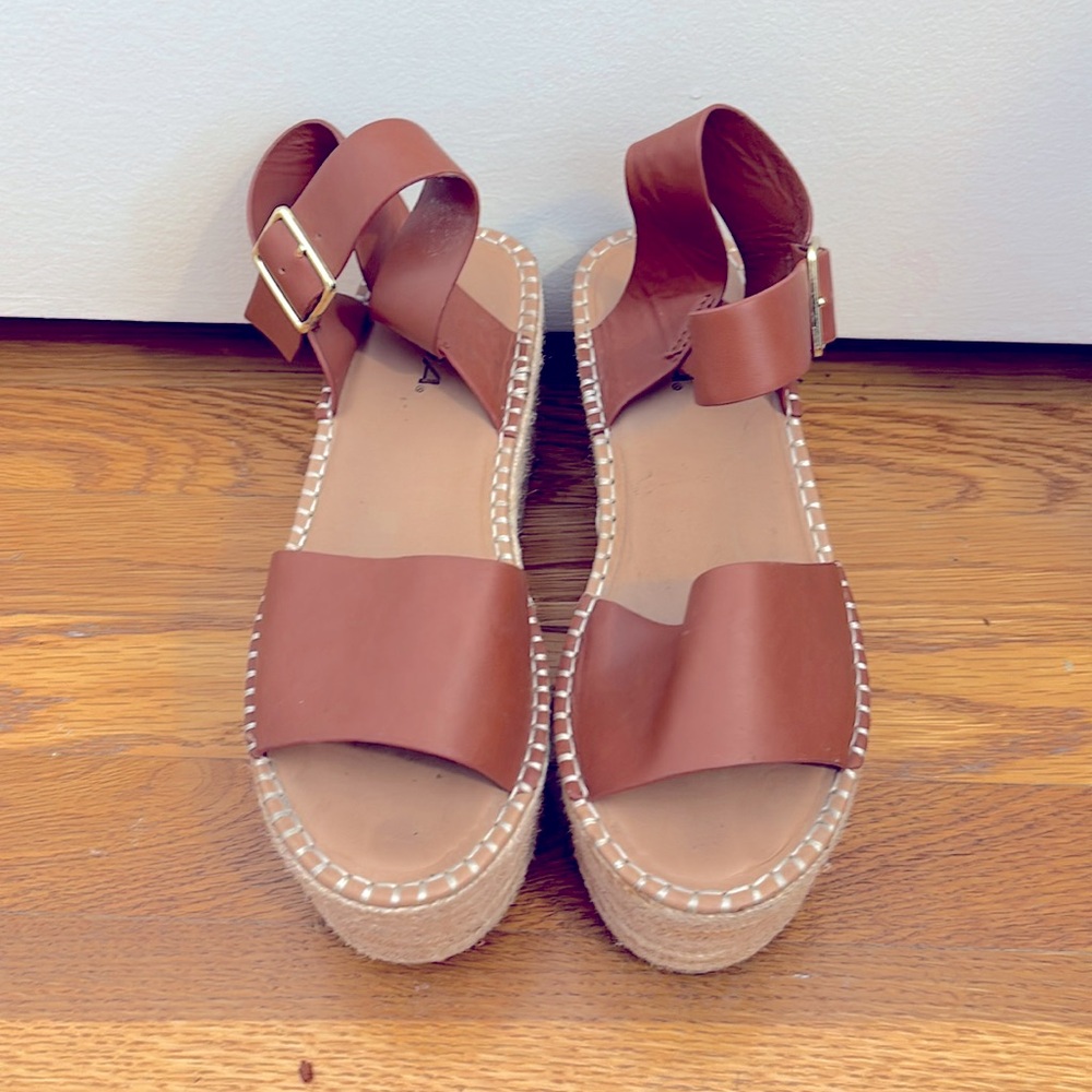 Size 8 platform faux leather sandal w/ espadrille base & contrasting whip stitch